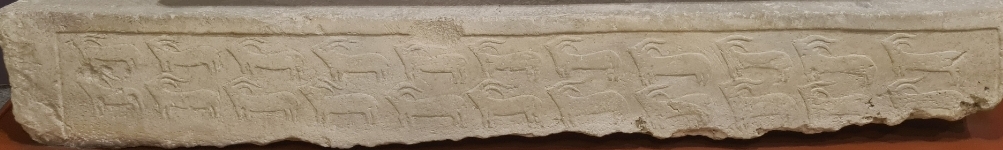 Świątynie położone na wschodnich rubieżach zasięgu mnajdryjskiej cywilizacji szczególnie często zdobione były motywem nieprzebranych stad rogatych zwierząt, zapewne bizonów.